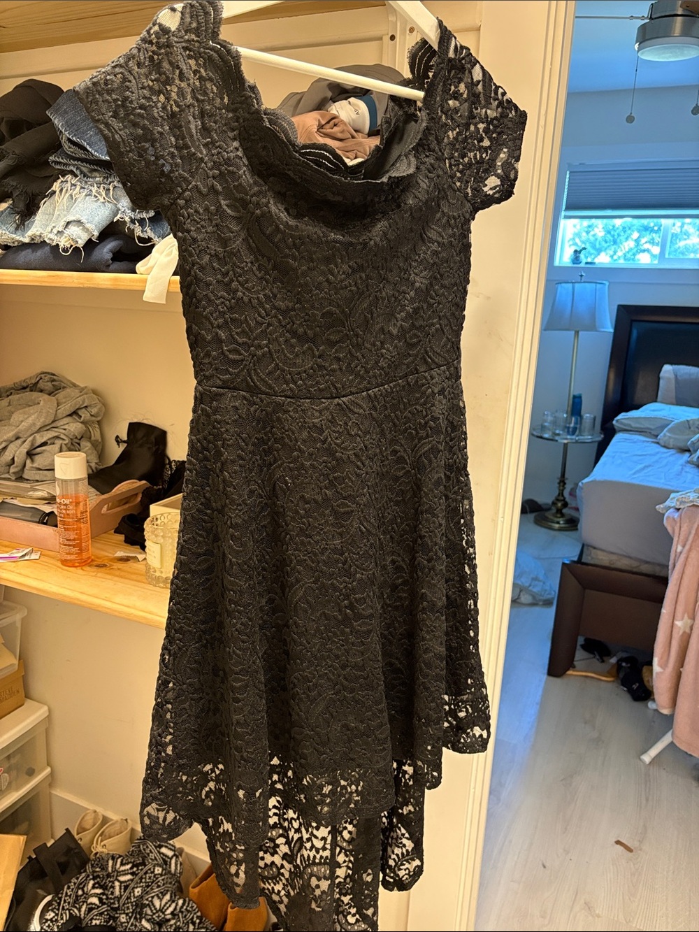 Suzy Shier Black Off-the-shoulder Scallop Lace Dress